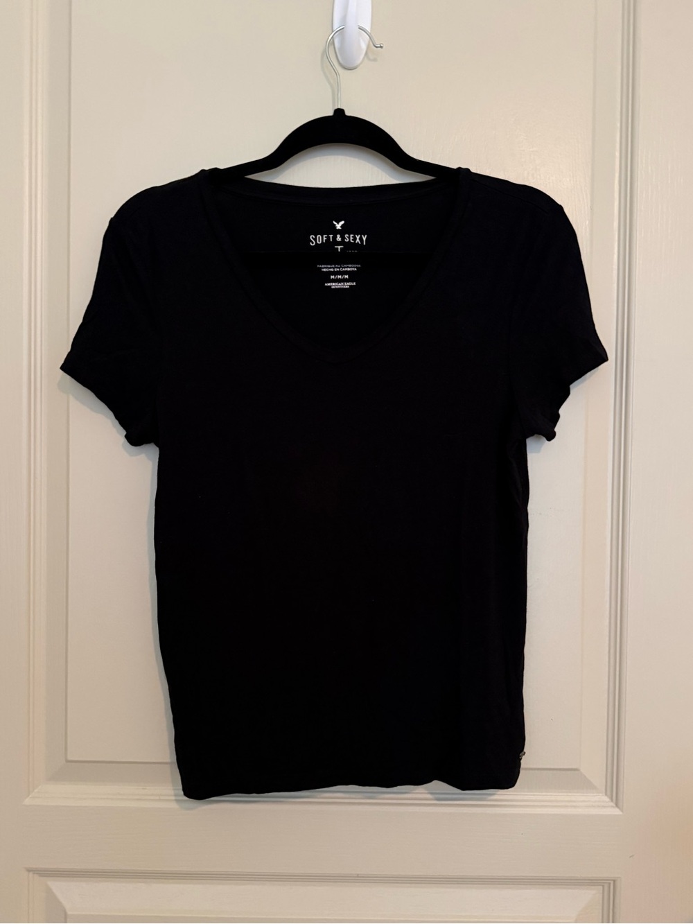 American Eagle Outfitters Black V-Neck Short Sleeve Tee